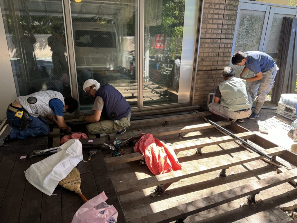 ウッドデッキを一度剥がし、その下に配管を通していきます。