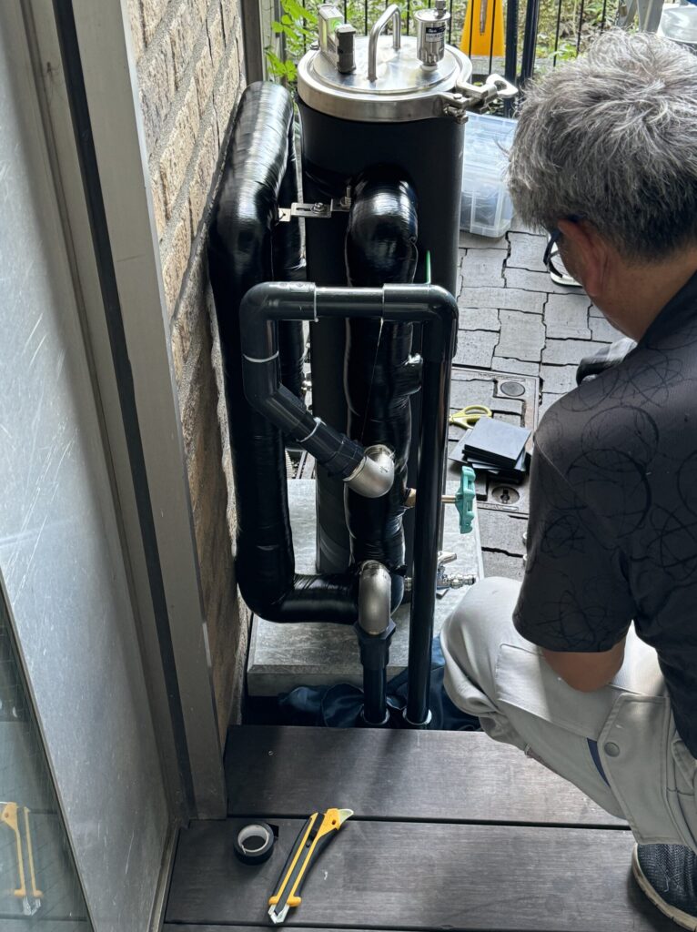 浄水器本体に向けて配管を伸ばしていきます。