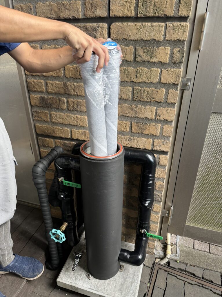店舗で使われる浄水器なのでフィルターは3本。一般家庭の三倍の量になります。