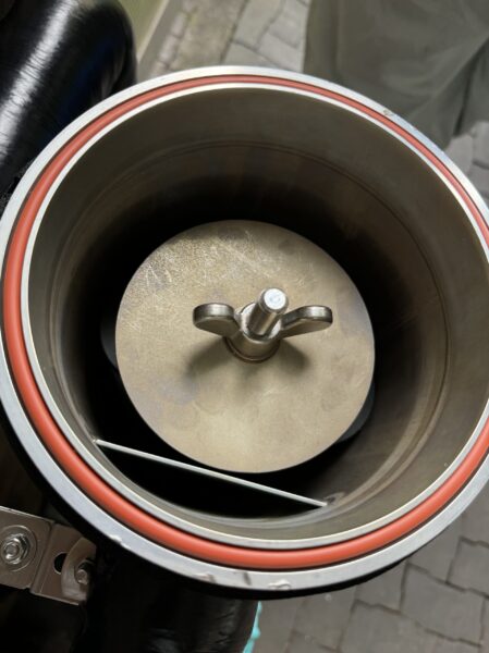 業務用の浄水器はフィルターが三本。上から抑え込みます。