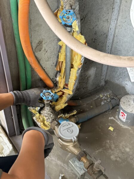配管に巻かれている保温材をはがします。浄水器を付ける際は、必須な過程です。