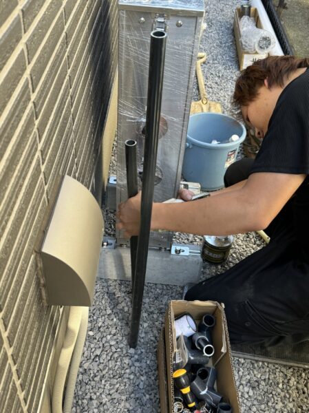 立ち上げた配管は浄水器の挿入口の真横に来なければいけません。