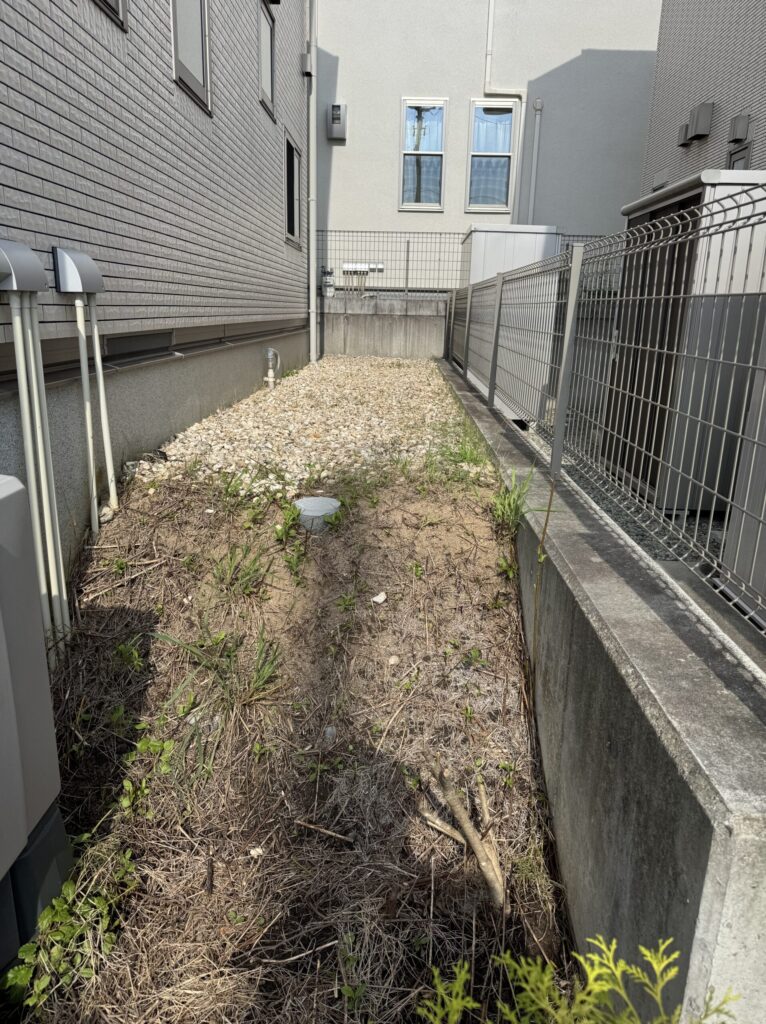 道路面から小高い丘のような外構。給水管が深い所を走っていそうですね。
