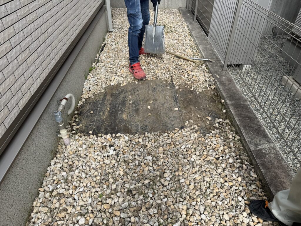 砂利を掃き、防草シートを捲っていきます。