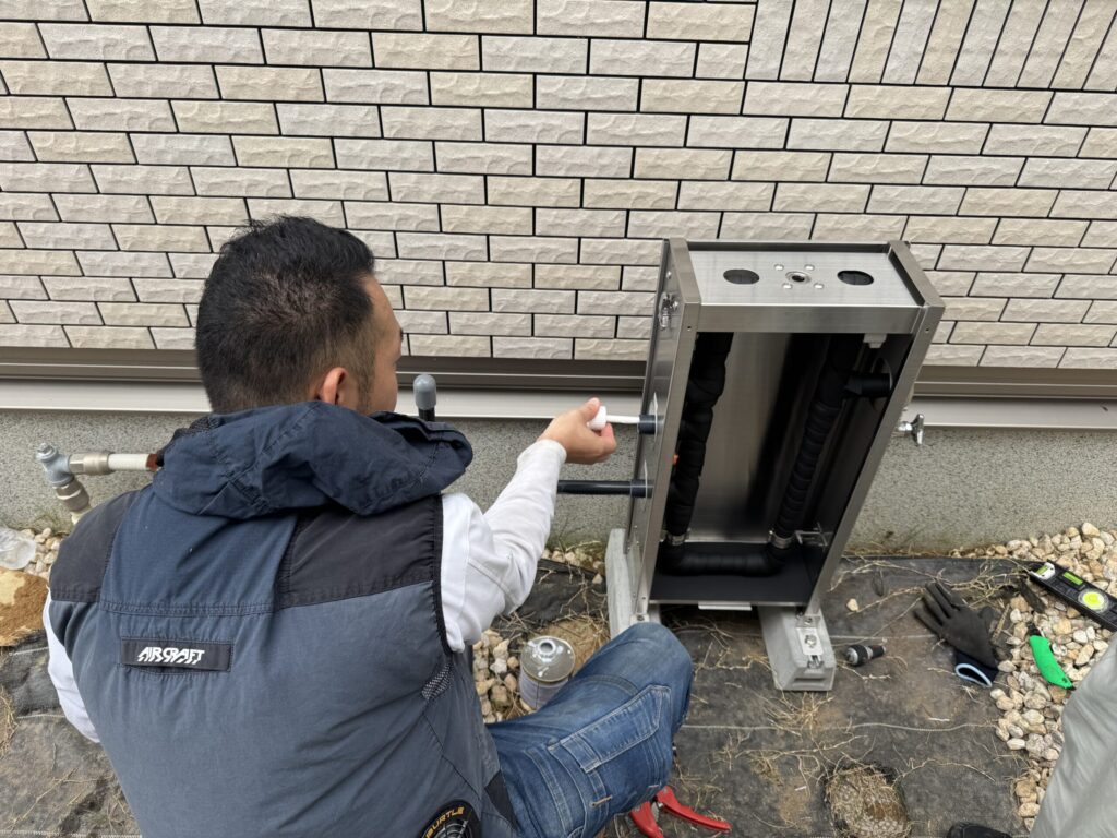 設置した浄水器と立ち上げた配管を繋げます。