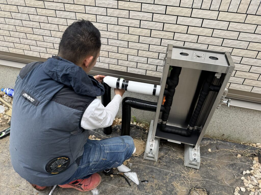 配管は浄水器本体の中同様、保温材を巻きます。