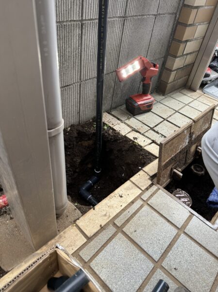 土部分から配管を掘り出すことができました。家中まるごと浄水器®はタイルの上に設置予定です。