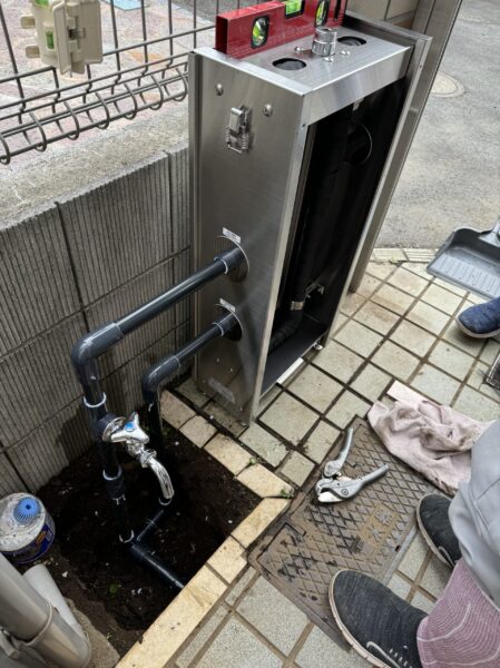 敷地内に水道水の出る蛇口を一つ残さなければいけないので、IN側に蛇口を付けます。
