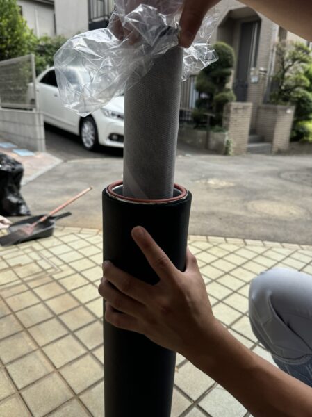 カートリッジを装填します。 ろ材の種類　：　1. プレフィルター部／ポリプロピレン不織布　2. メインフィルター部／繊維状活性炭、粒状ヤシ殻活性炭、重金属吸着材、ミネラル天然鉱石　3.ファイナルフィルター部／ポリプロピレン不織布