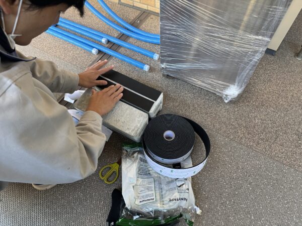 タイガーベースの裏にエアロフレックスをはり、床を気付付けない様にします。