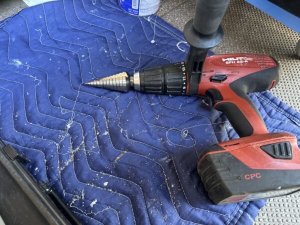 穴を広げる工具も必要です。現場では何が起こるかわかりません。