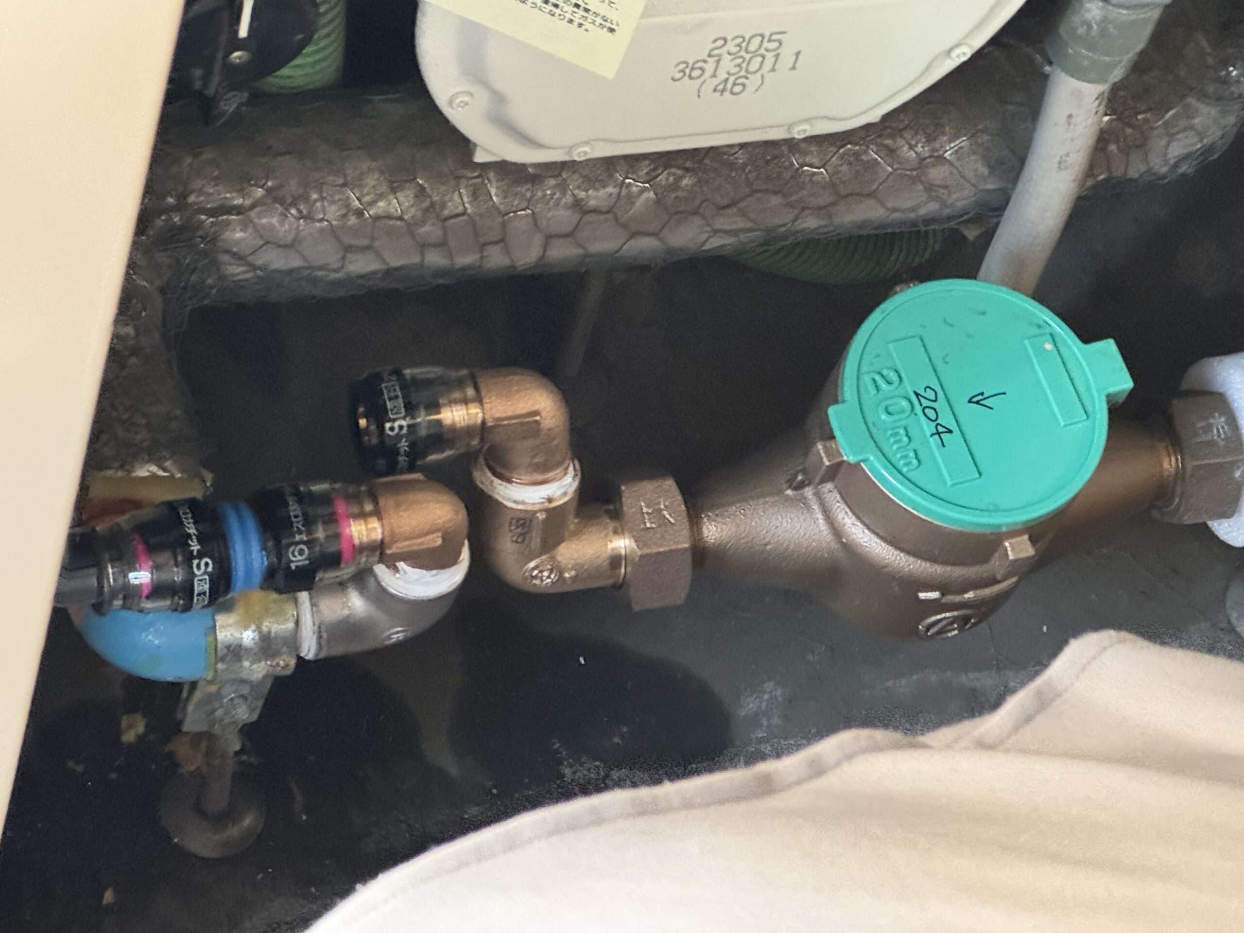 継手を水道メーターに接続します。