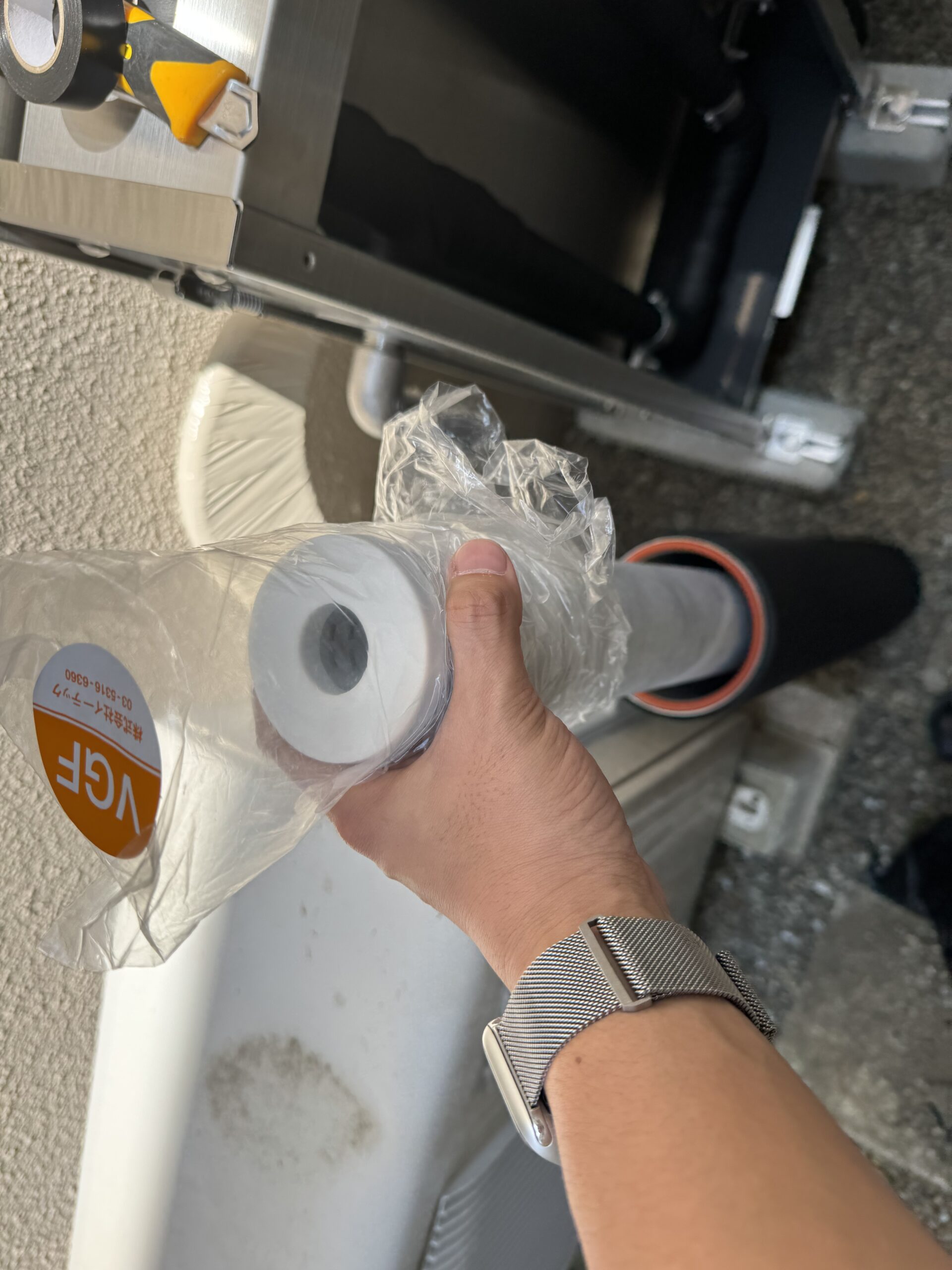 ハウジング内にフィルターカートリッジを入れます。浄水器の心臓部分になります。