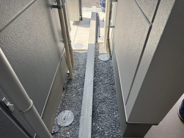 隣地との境界ギリギリに設置します。 設置前の状況です。