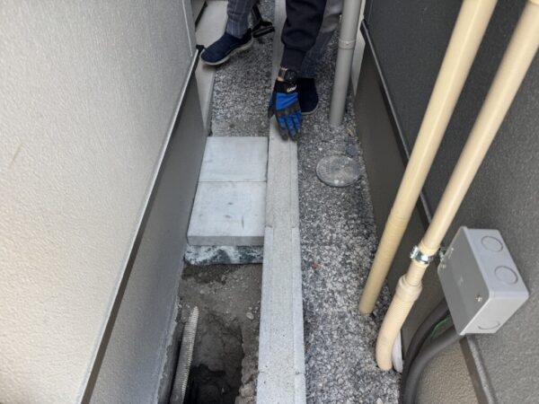 浄水器本体を固定する土台の設置例。正方形のコンクリート板を2枚使っている。