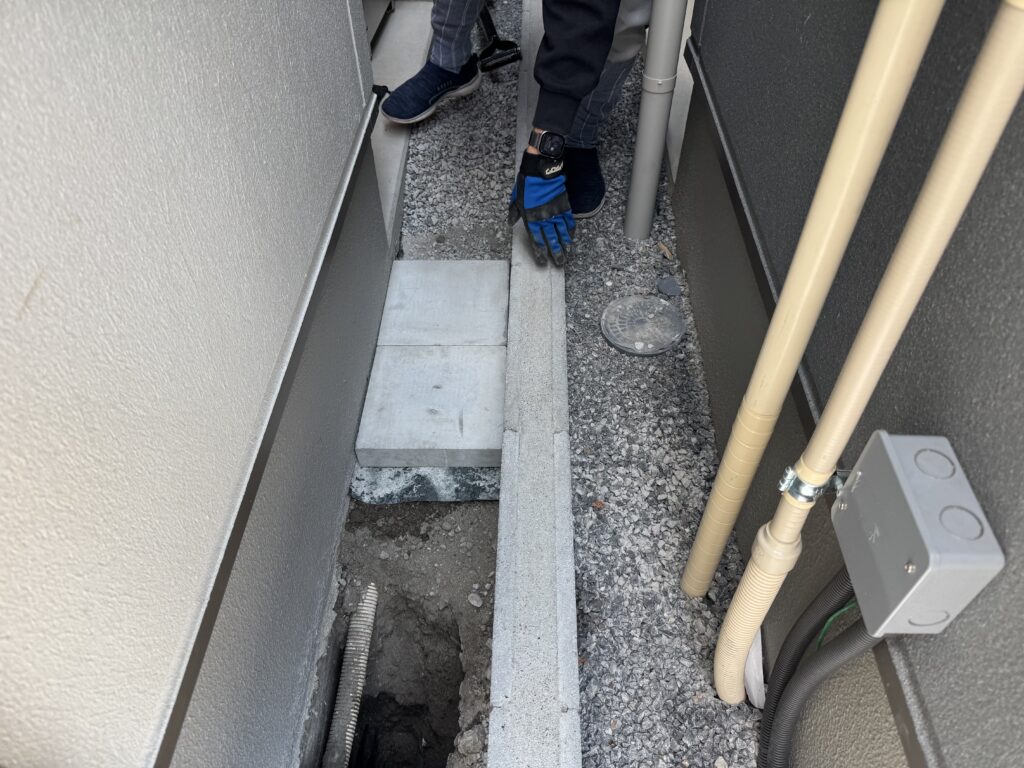浄水器本体を固定する土台の設置例。正方形のコンクリート板を2枚使っている。