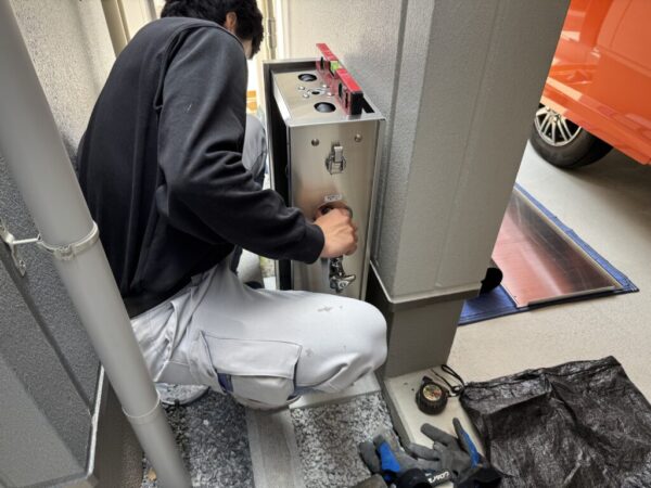 隣家との距離が近くても設置できる浄水器。限界まで壁に浄水器本体を近づけます。