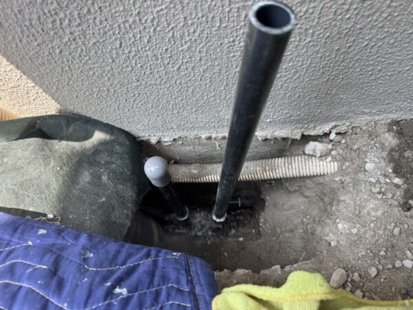 配管のもとの確認。左側が一時側。この状態で水道メーターを開けても家中水が出なければ、ここにセントラル浄水器を置くのが正解となる。