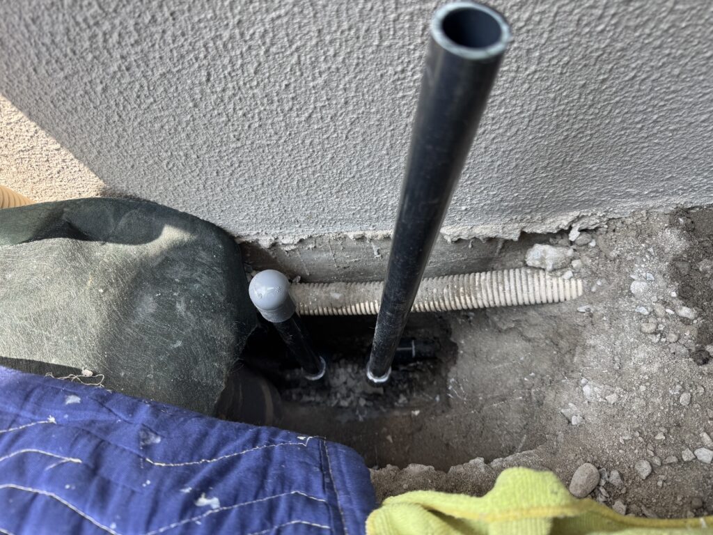 配管のもとの確認。左側が一時側。この状態で水道メーターを開けても家中水が出なければ、ここにセントラル浄水器を置くのが正解となる。