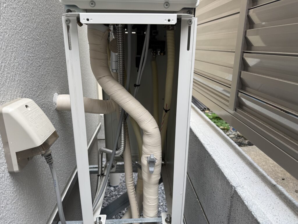 水はすべて止まったが、お湯は止まらず。つまり、所定の位置に浄水器を置いてもお湯は浄水にならない。配管が枝分かれしている模様。