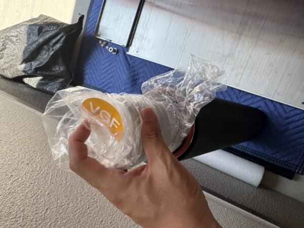フィルターカートリッジを挿入します。水とお湯で２台になるので、二人暮らしのタイプを使用します。