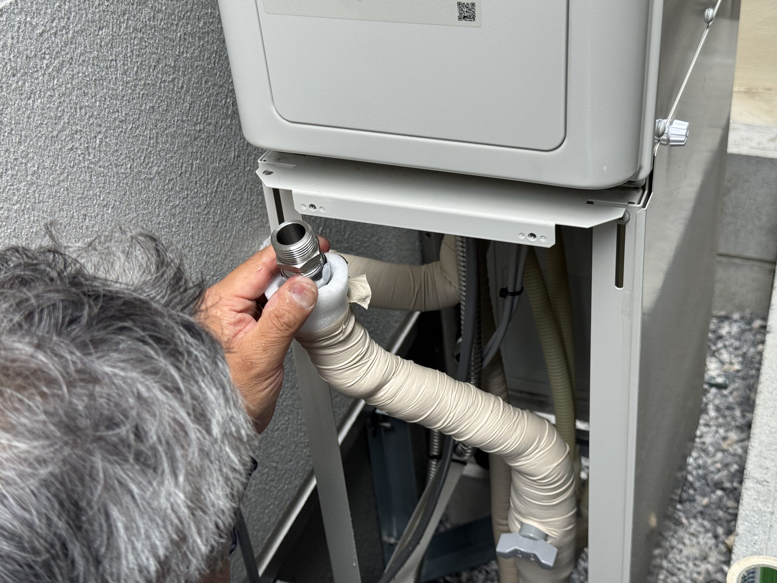 給湯器のIN側、OUT側に対して、浄水器側から配管を伸ばしていく。