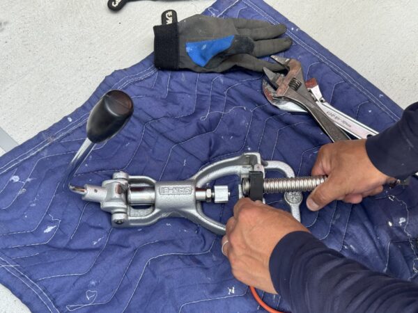カットしたのち、専用の工具でかしめる。