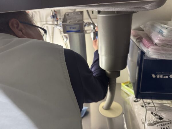キッチン下につけられる高さにも変更できます。キッチンの水のみ浄水にならなかったので、緊急で取り付けています。