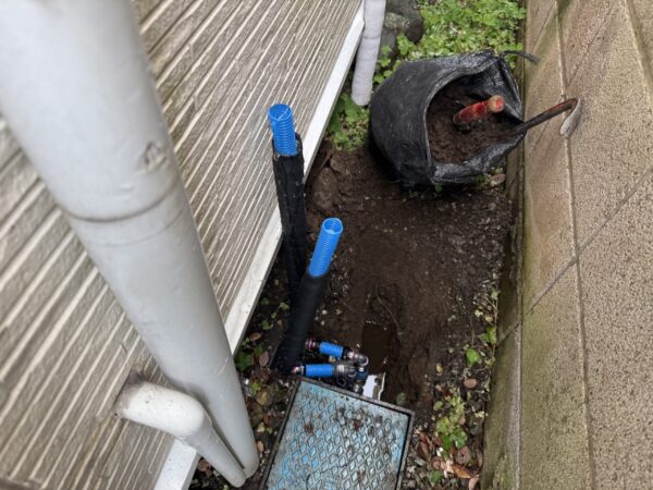 HI管をポリ管に変換して、浄水器本体へと向かわせます