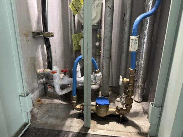 設置前の状況です。左に元々他社の浄水器があったようです。