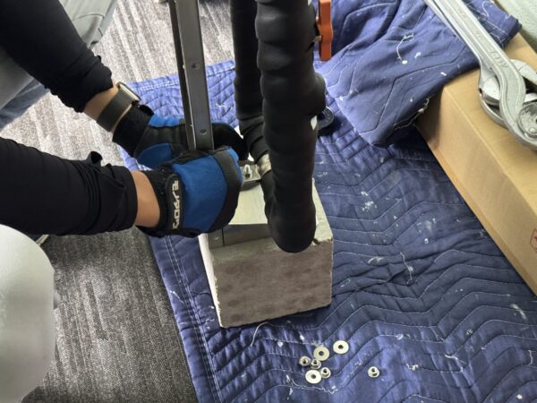 家中まるごと浄水器®を固定する為に。ピンコロを使用。アンカーで固定します。