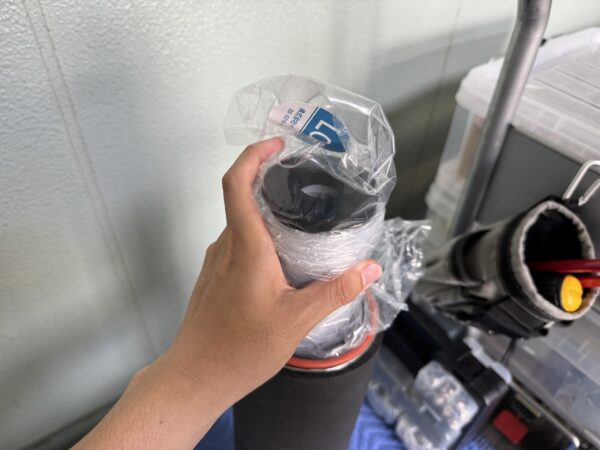 浄水フィルターを装填します。フィルターには手を触れないよう気を付けます。