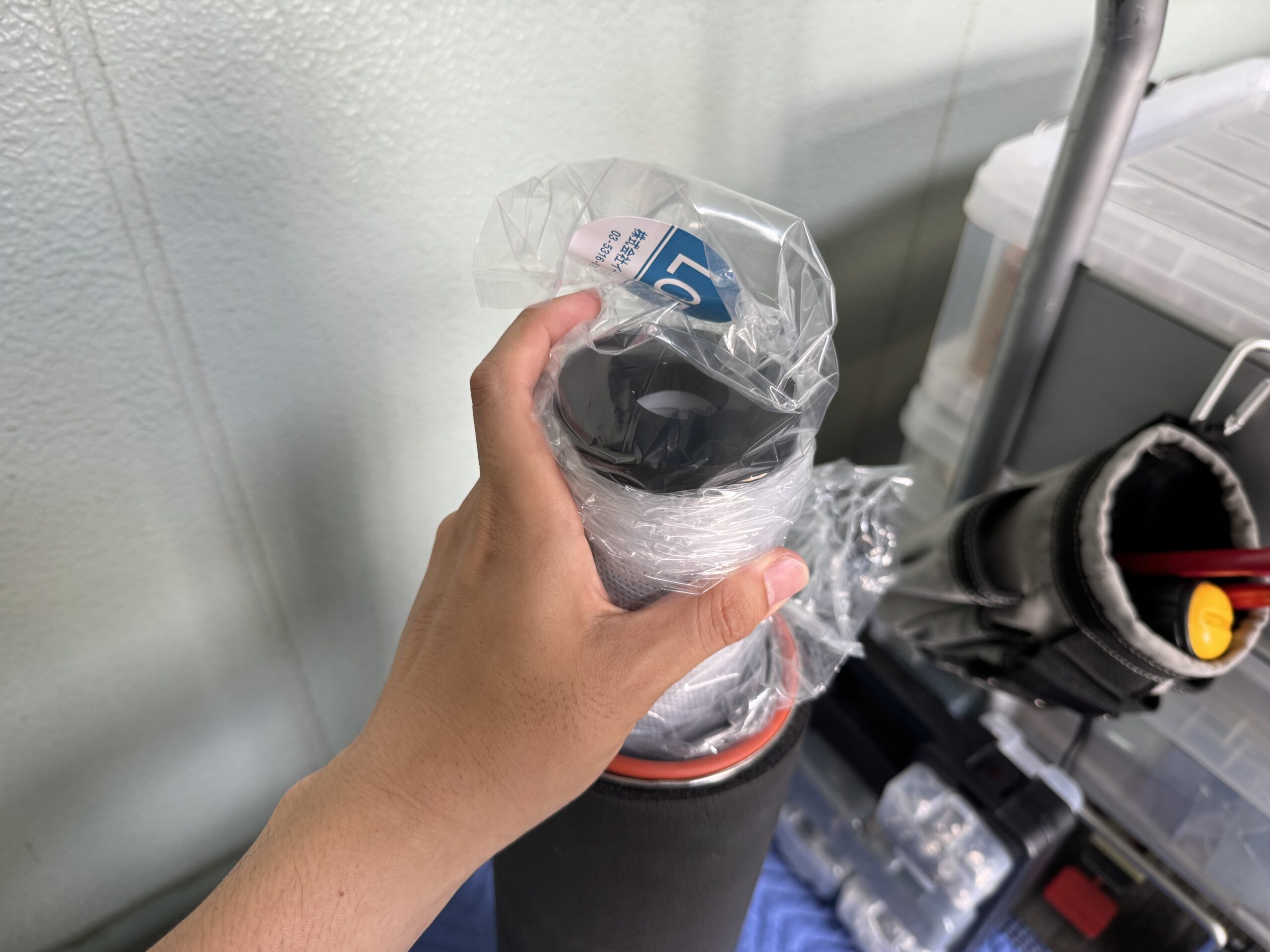浄水フィルターを装填します。フィルターには手を触れないよう気を付けます。