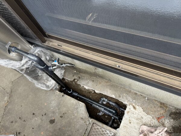 水道メーターの根元から配管しているので、水道水が出る蛇口を残しています。