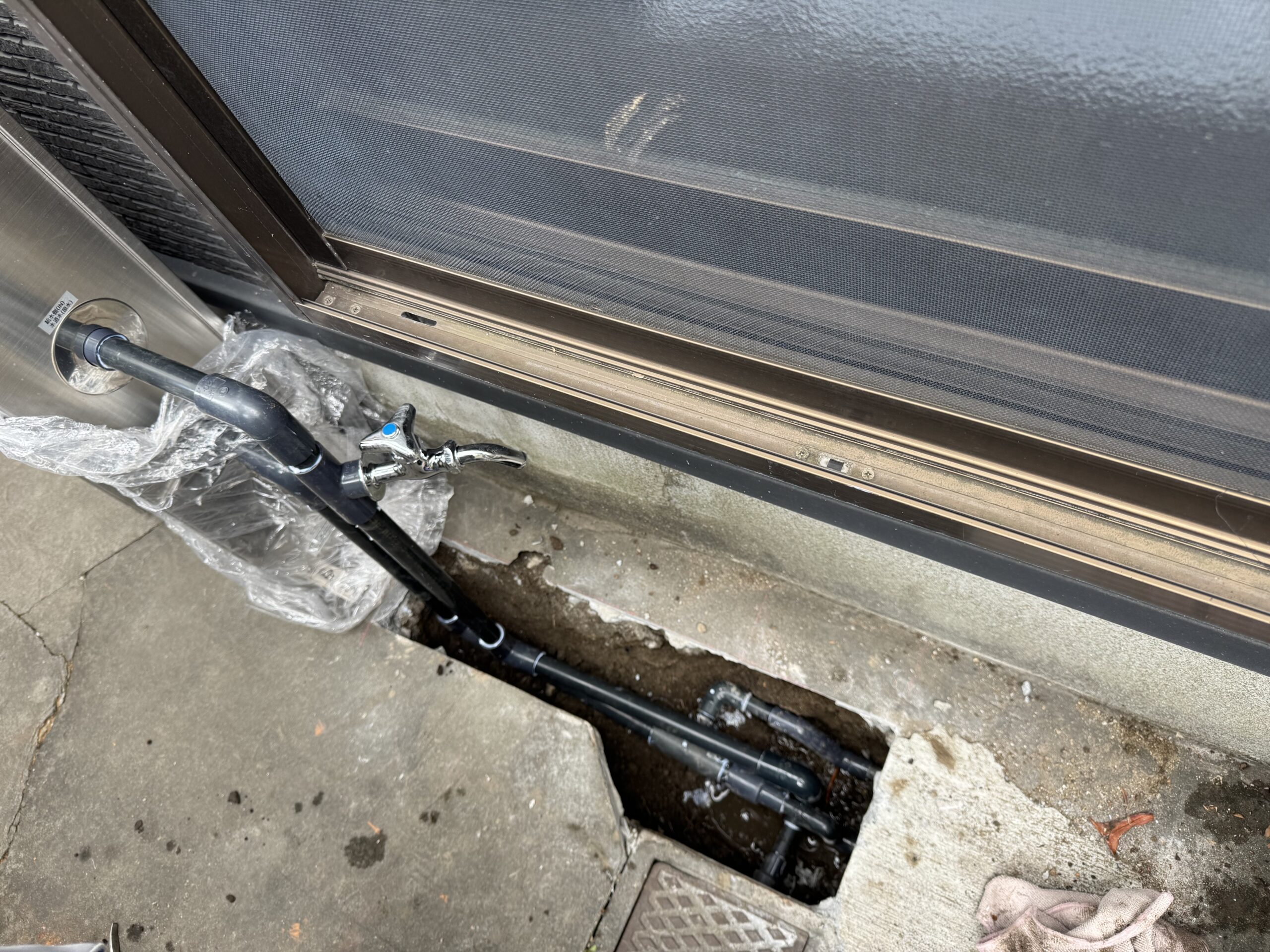 水道メーターの根元から配管しているので、水道水が出る蛇口を残しています。