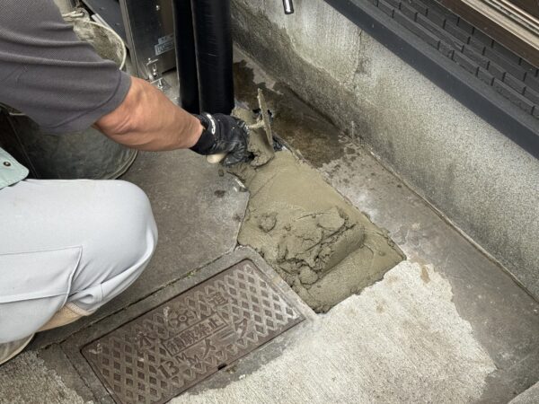 仕上げはモルタルで。浄水器本体が綺麗なので、その周辺環境も綺麗に仕上げましょう。