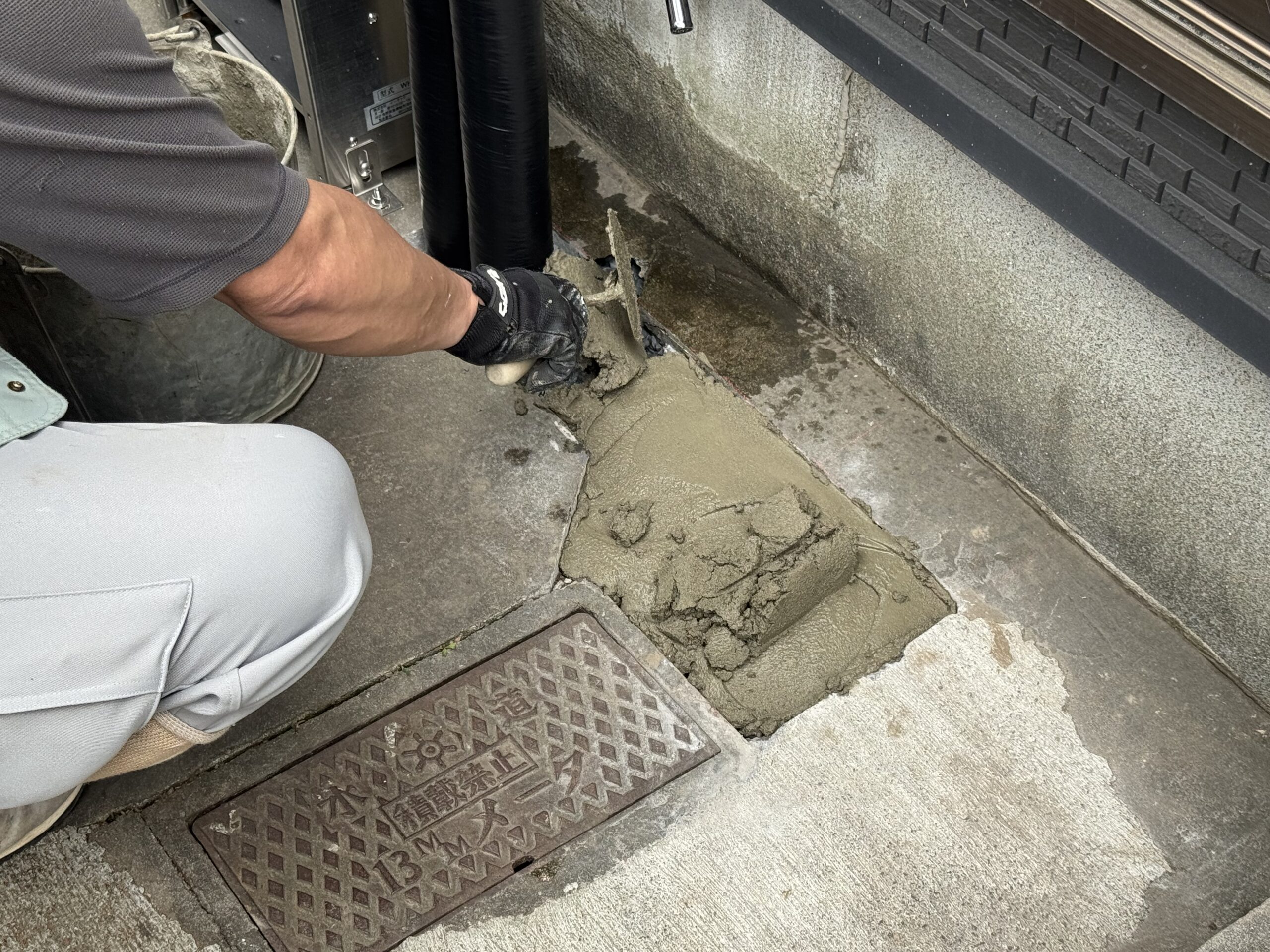 仕上げはモルタルで。浄水器本体が綺麗なので、その周辺環境も綺麗に仕上げましょう。 