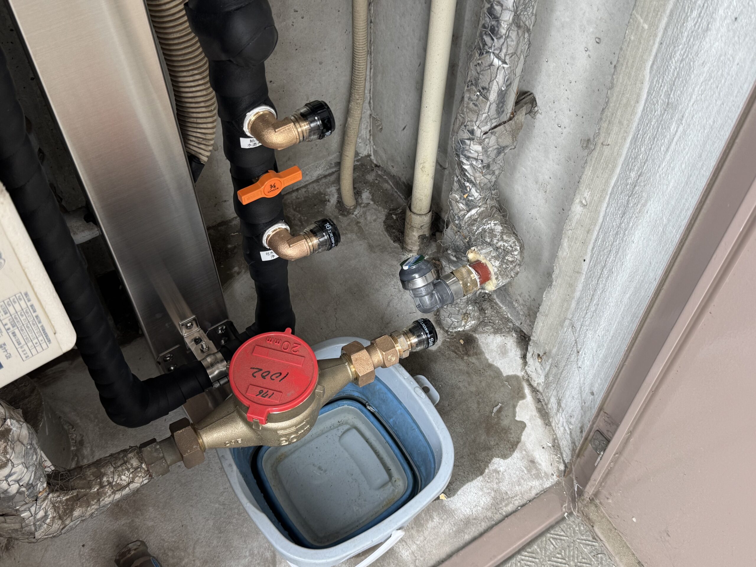 水道メーターの先を取り外します。こちらにもその時々で継手を接続します。
