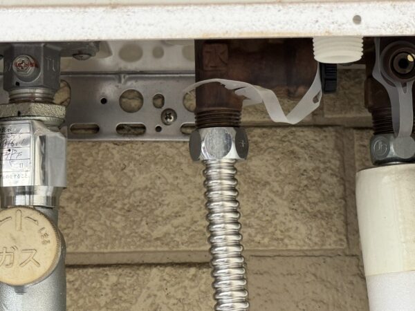 給湯器に水が入る管の間に家中まるごと浄水器®を設置します。