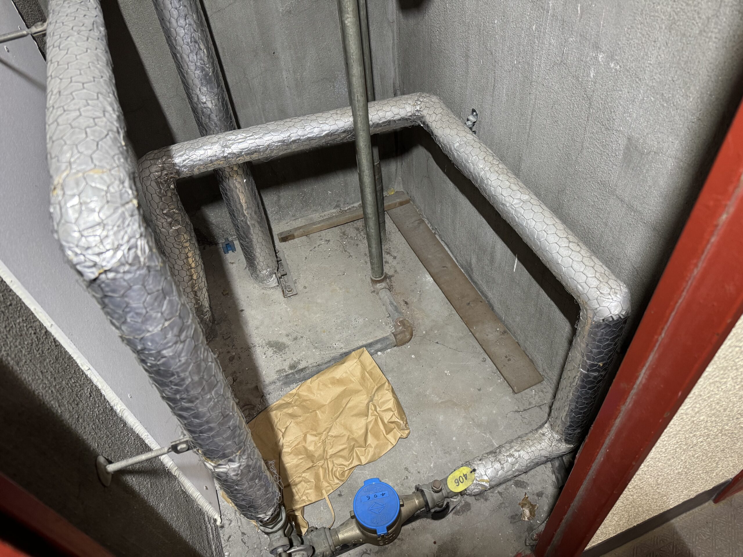 十分すぎるスペースがありますね。戸建てタイプの家中まるごと浄水器®も設置できそうです。