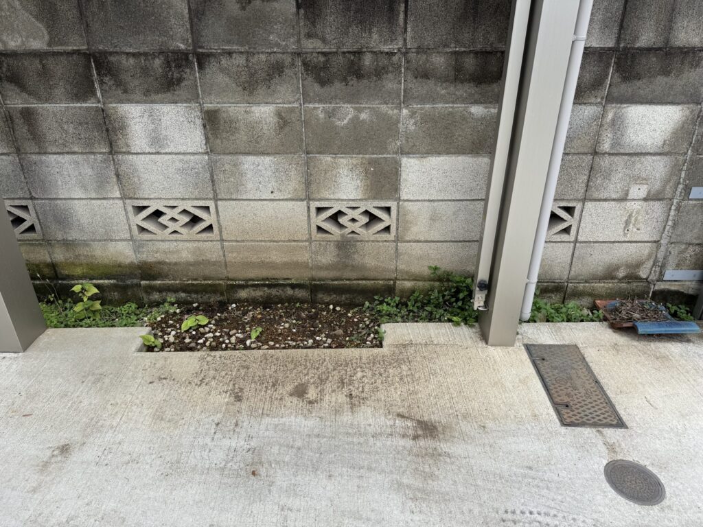 なぜかそこだけ窪んでいて、奥行きもタイガーベース300㎜がぴったり入る場所があります。
