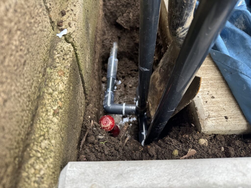 水道メーターを出た先で配管を立ち上げます。