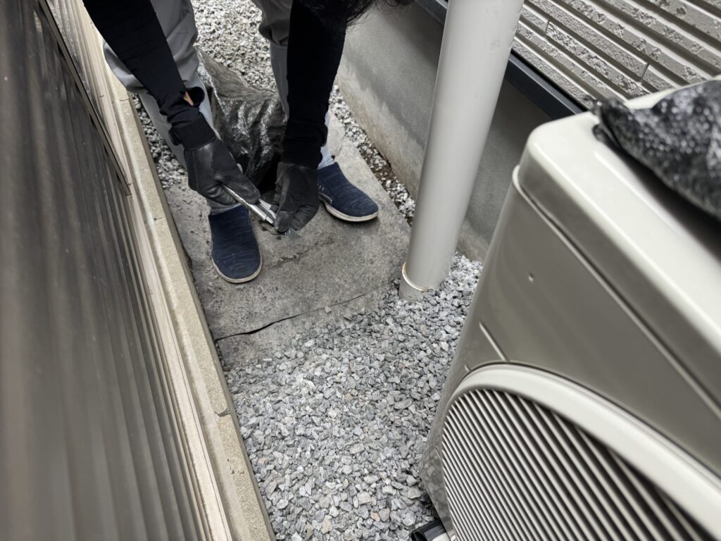 まずは防草シートをはがします。