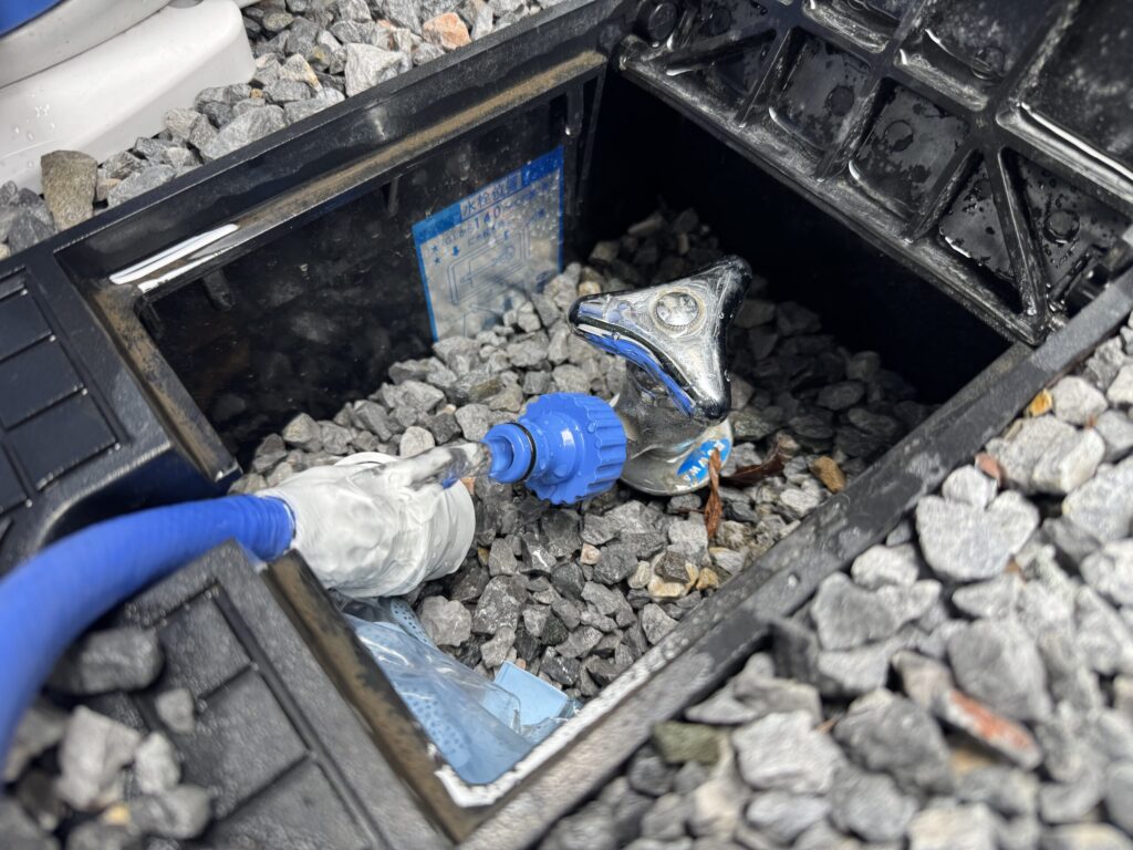 水道メーターを止めたら 配管を切る前に圧を抜きます。