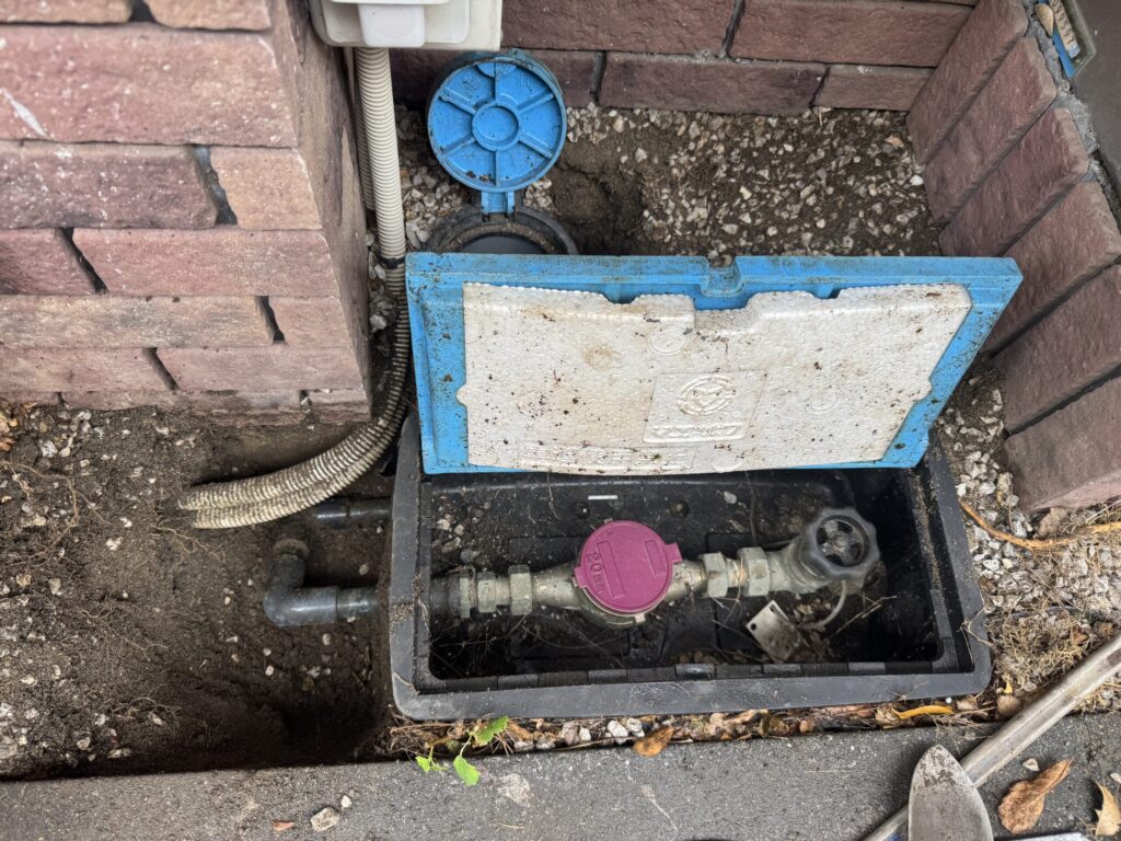 水道メーターのすぐそばにつけます
