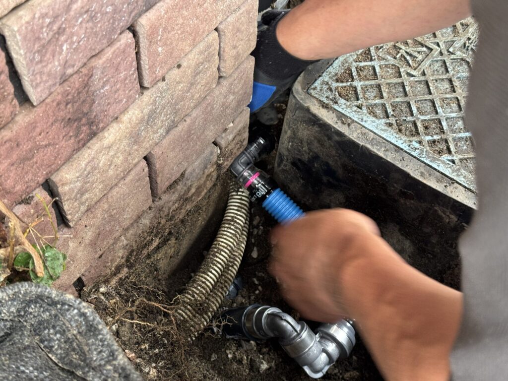 配管を通せる隙間はギリギリです。