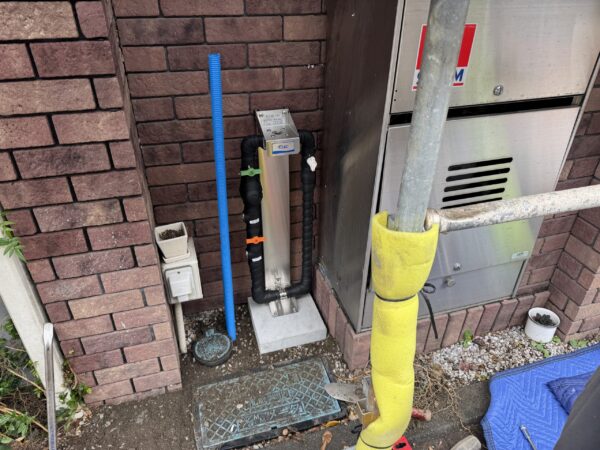 浄水器本体だけでなく、立ち上げる配管の幅も考えなければならない。