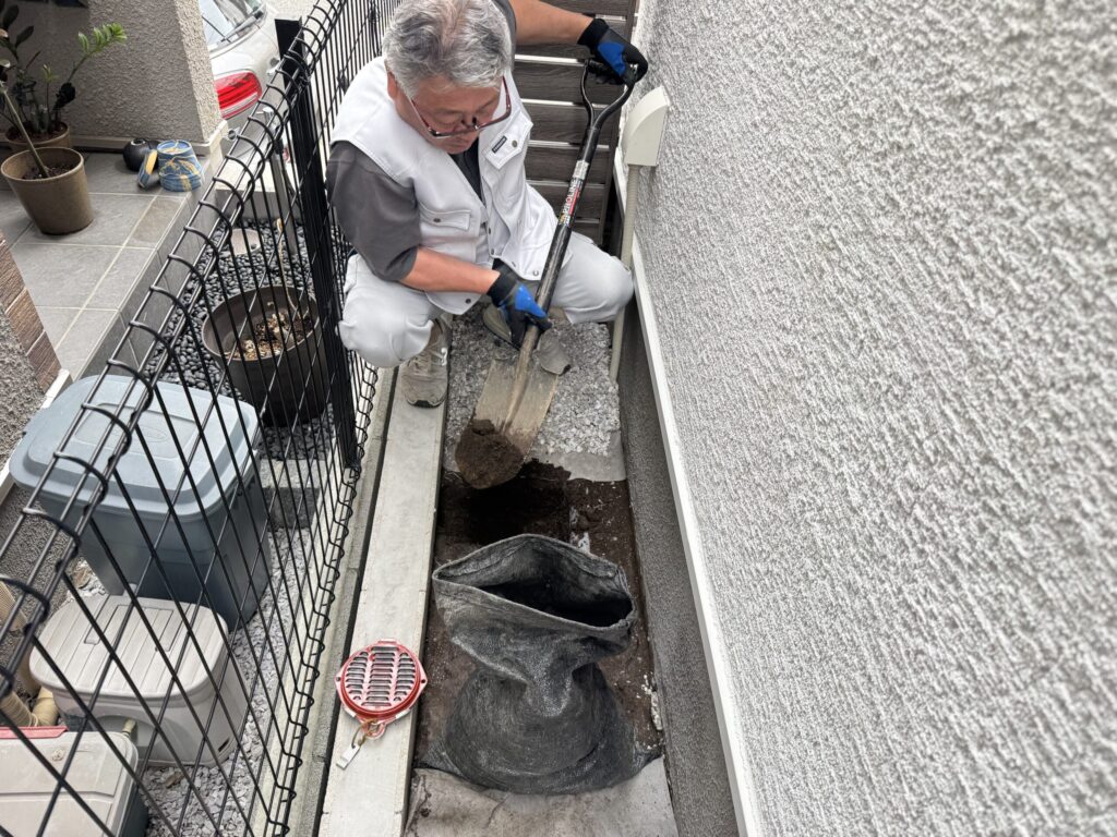 設置するには少し狭いです。都内の一戸建てはほぼこのような感じですね。