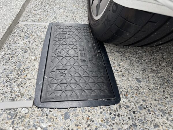水道メーターを開け閉めするので、こうなると移動して頂く必要がありますね。