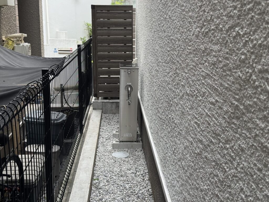 浄水器は奥行きがエアコンの室外機よりも薄いです